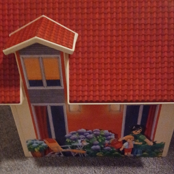 Red and White Dollhouse Carry Case - Picture 4 of 10
